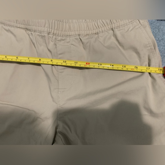 RW&Co khaki colour shorts. W/ extra zipper pocket - Picture 6 of 6